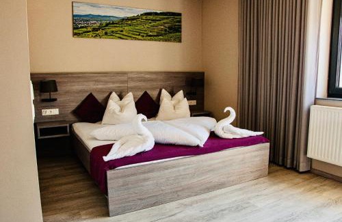 Mollands Hotel | Discover Comfort at Hotel Zur Schonenburg - Pet Friendly Stay