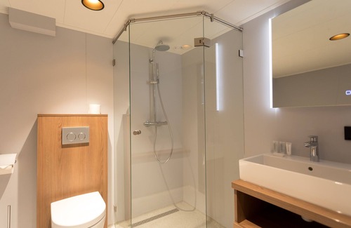 Vlissingen Hotel | Eco-Friendly Hotelboot Koningin Emma with Family Amenities