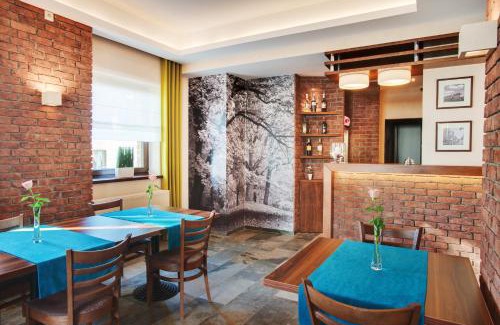 Krzyki Hotel | Inviting Hotelik B&B Pod Dębami - Rated 9/10 with Family Amenities