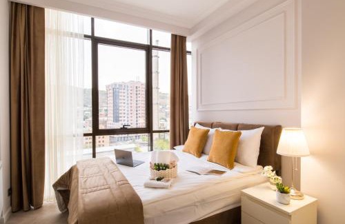 Kentron Apartment | Family-Friendly 4-Star Hotelise l Olivia Apartment Awaits