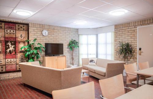 Kauniainen Apartment | Welcoming Hotelli Tiiliriihi: Family-Friendly & Accessible