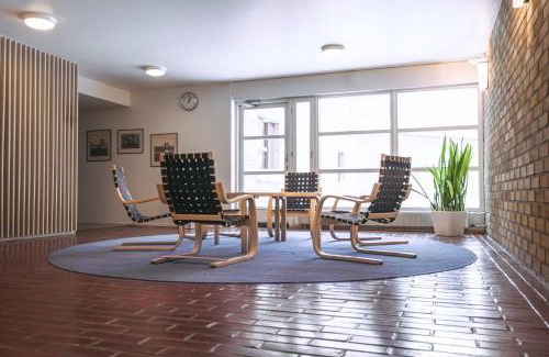 Kauniainen Apartment | Welcoming Hotelli Tiiliriihi: Family-Friendly & Accessible
