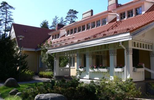 Kauniainen Apartment | Welcoming Hotelli Tiiliriihi: Family-Friendly & Accessible
