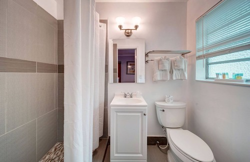 Hollywood Lakes Hotel | Budget-Friendly Hotels in Hollywood Beach with Ocean Views