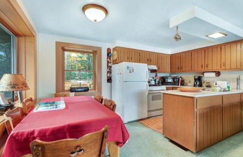 Rhinelander House | Experience Hotter's Cabin: 4-Star Family & Pet Friendly Retreat
