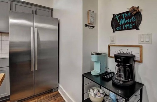 Holy Cross House | HotTub~5 Min to Mass Ave~Spacious for Groups~Indianapolis