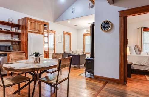Fredericksburg Cottage | Charming Cottage Loft with Hot Tub, Steps from Main Street