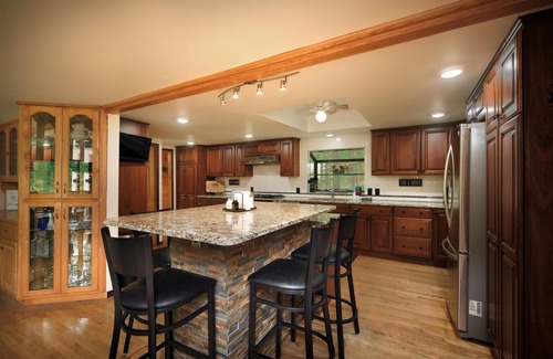 Perks Cabin | Experience Relaxation: Hot Tub, Fire Pit & Kayaks Await!