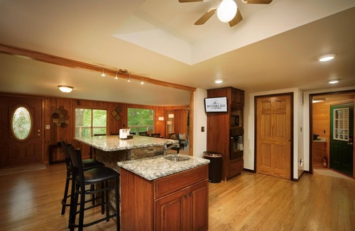 Perks Cabin | Experience Relaxation: Hot Tub, Fire Pit & Kayaks Await!