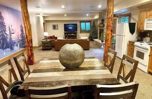 Murray House | HotTub, Gym, Close to Everything