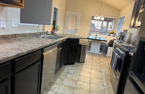 Odessa Villa | HotTub-King Bed -Fire pit-BBQ-Pristine Kitchen