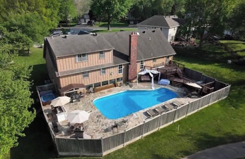 Blue Springs House | Relaxing Getaway with Pool and Fun Activities for Families