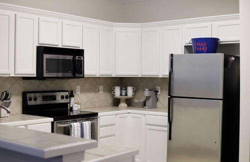 Oxford Condo | Top-Rated Hotty Toddy Condo with Pool & Family Amenities