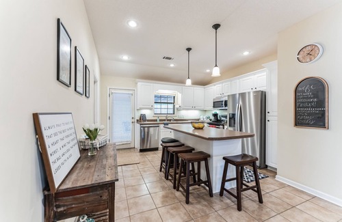 Langston Mile Village House | Unforgettable Hotty Toddy Getaway in Oxford, Family-Friendly!