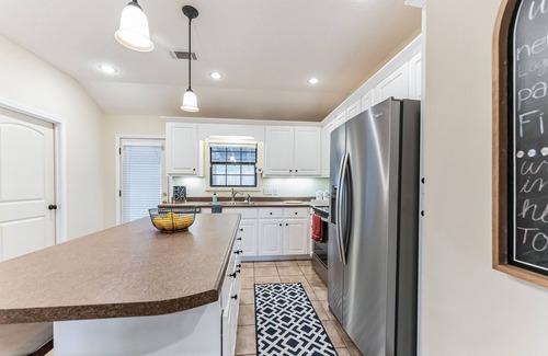 Langston Mile Village House | Unforgettable Hotty Toddy Getaway in Oxford, Family-Friendly!