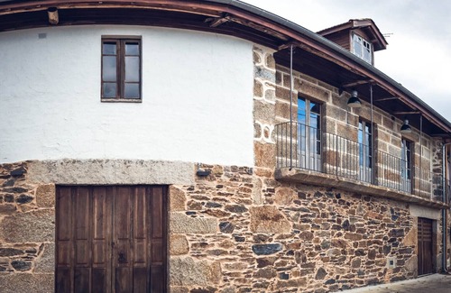 Castrelo de Mino House | Discover Comfort at Houmi As Bouzas with Spa & Family Amenities