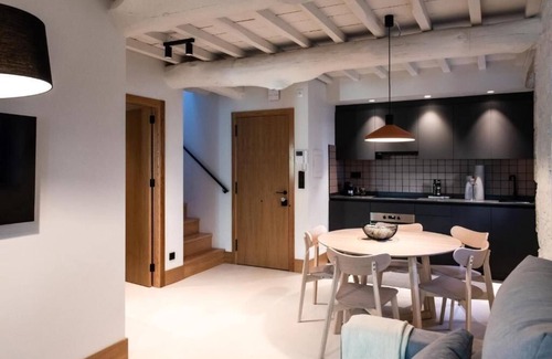 La Coruna Apartment | Elegant Houmi Orzán - Family-Friendly Retreat in Concepcion Arenal