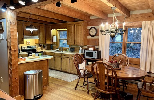 Ferguson Cabin | Hounds Retreat: Pet-Friendly Escape with Fireplace & Hot Tub