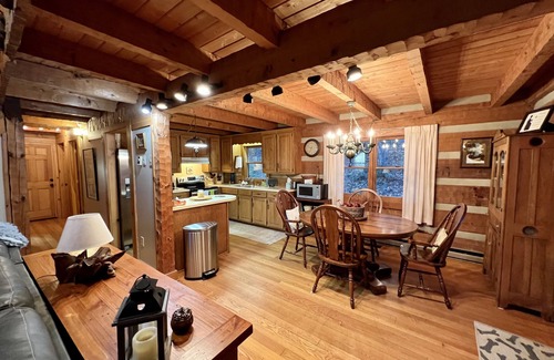Ferguson Cabin | Hounds Retreat: Pet-Friendly Escape with Fireplace & Hot Tub