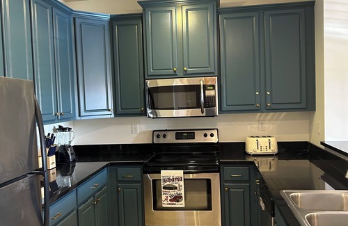 Tuscaloosa Condo | Discover Houndstooth Heaven: Steps from Bryant Denny Stadium