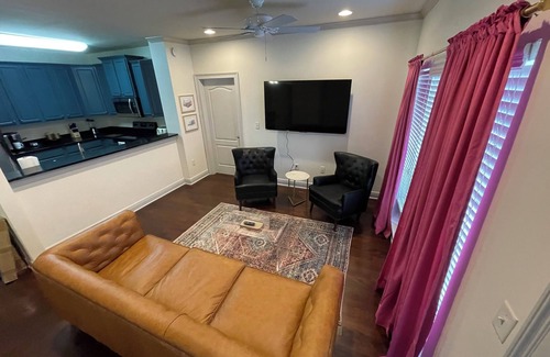 Tuscaloosa Condo | Discover Houndstooth Heaven: Steps from Bryant Denny Stadium