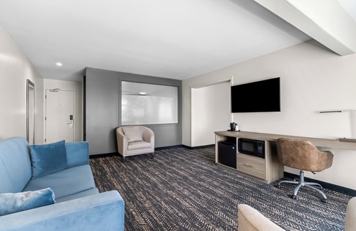 Bakersfield Hotel | Discover Hourglass Hotel: Pool, Spa & Family-Friendly Stays