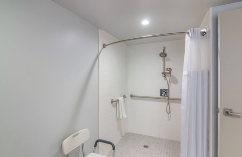 Bakersfield Hotel | Discover Hourglass Hotel: Pool, Spa & Family-Friendly Stays