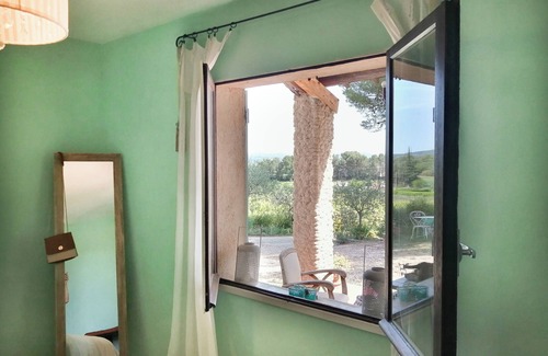 Saint-Martin-de-la-Brasque House | Relax in a House with Vineyard Views in Southern Luberon