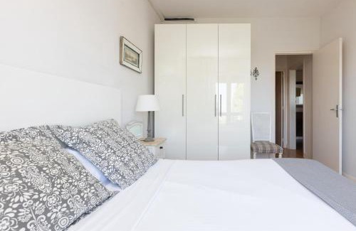 El Baix Guinardo Apartment | Welcoming Lodging Apartments Guell Gaudi for Families
