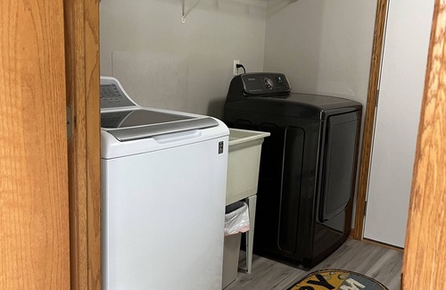 University Heights House | Ideal Stay Near Kinnick Stadium with Ocean View Amenities