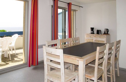 Mimizan House | Cozy 1 Bedroom House with Pool for Up to 6 Guests