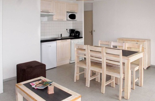 Mimizan House | Cozy 1 Bedroom House with Pool for Up to 6 Guests