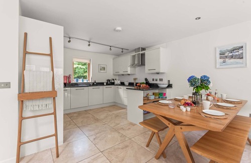 Talland Cottage | Inviting Holiday Home with Hot Tub and Rooftop Terrace