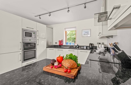 Talland Cottage | Inviting Holiday Home with Hot Tub and Rooftop Terrace