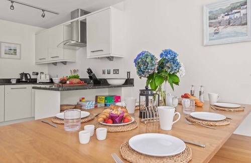 Talland Cottage | Inviting Holiday Home with Hot Tub and Rooftop Terrace