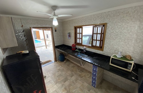 Balneario Praia do Pernambuco House | Relaxing House for 10 Guests, Steps from Guaruja Beach