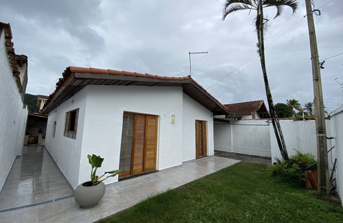 Balneario Praia do Pernambuco House | Relaxing House for 10 Guests, Steps from Guaruja Beach