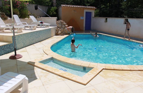 Mormoiron House | Relaxing 2-Bedroom House with Pool and Ocean Views
