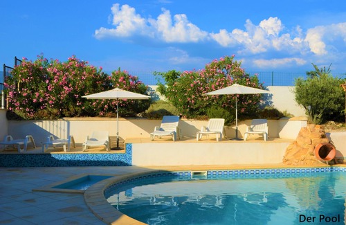 Mormoiron House | Relaxing 2-Bedroom House with Pool and Ocean Views