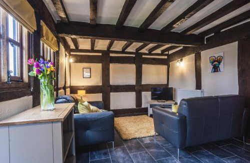 Melverley House | Cozy House with Kitchen & Pet-Friendly Comfort for 4