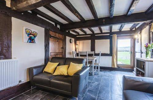 Melverley House | Cozy House with Kitchen & Pet-Friendly Comfort for 4