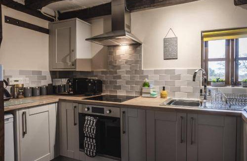 Melverley House | Cozy House with Kitchen & Pet-Friendly Comfort for 4