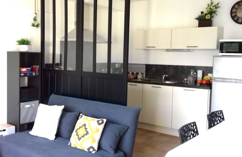 Saint-Jacques House | Cozy Maison for 4 Near the Ocean with Kitchen Amenities