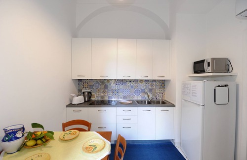 Amalfi House | Cozy House Just Steps from the Sea with Breakfast Included