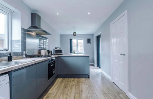 Failsworth House | House 3 Bed Sleeps 6 -Pets Ok -Patio -Free Parking