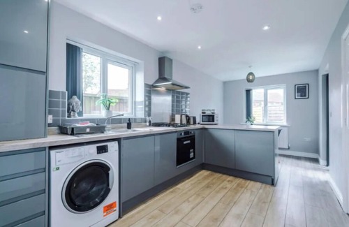Failsworth House | House 3 Bed Sleeps 6 -Pets Ok -Patio -Free Parking