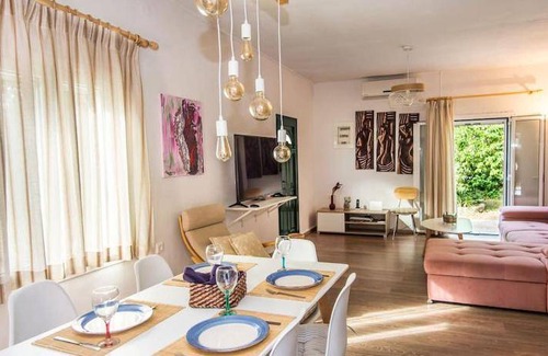Lakithra House | Family-Friendly House with Kitchen and Pet-Friendly Options