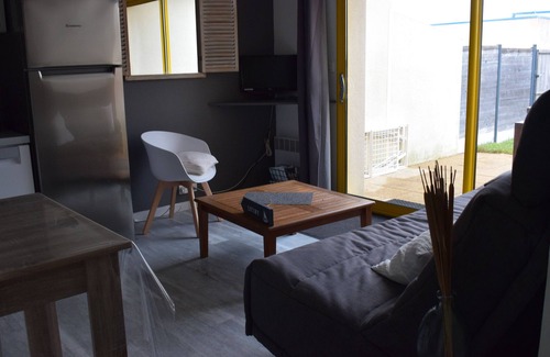 Le Conquet House | Cozy Retreat with Pool, Steps from the Beach for 6 Guests