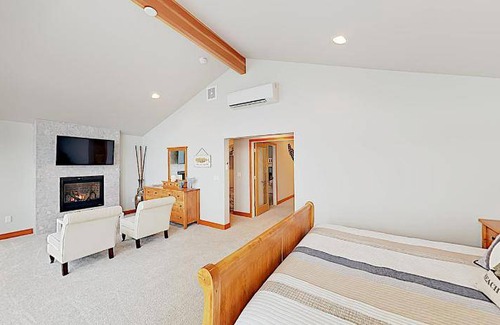 Camano Island House | Spacious House for 14 Guests with Pet-Friendly Amenities
