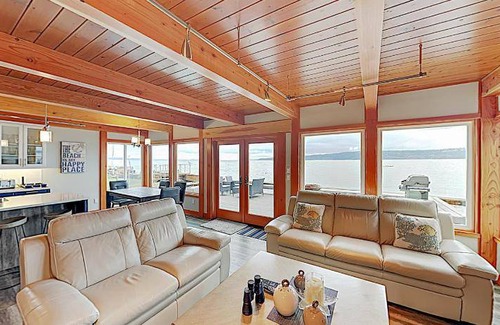 Camano Island House | Spacious House for 14 Guests with Pet-Friendly Amenities
